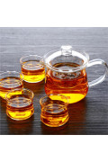 透明茶具配玻璃杯和茶壺